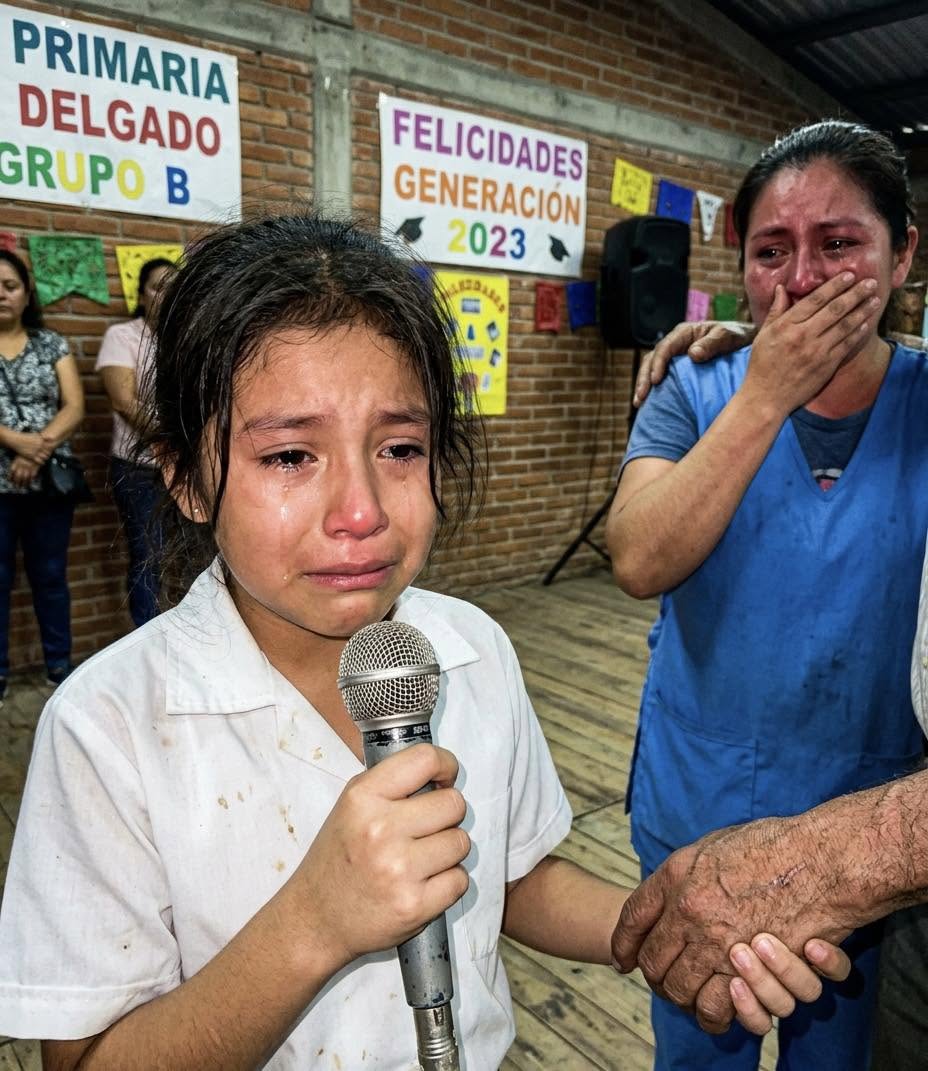 FUI AL ACTO ESCOLAR DE MI HIJA VESTIDA DE EMPLEADA DE LIMPIEZA... Y MI HIJA HIZO LO IMPENSABLE FRENTE A TODA LA ESCUELA.