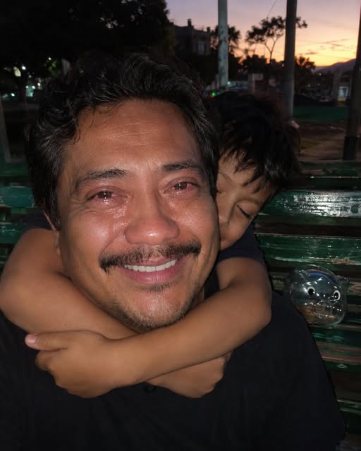 UN NIÑO HUÉRFANO SE ACERCÓ A MÍ EN EL PARQUE MIENTRAS YO LLORABA PORQUE MI NEGOCIO HABÍA QUEBRADO, Y ME REGALÓ SU ÚNICO COCHINITO DE ALCANCÍA. AYER LLEGÓ EL ABOGADO CON EL DOCUMENTO QUE CAMBIÓ NUESTRAS VIDAS.