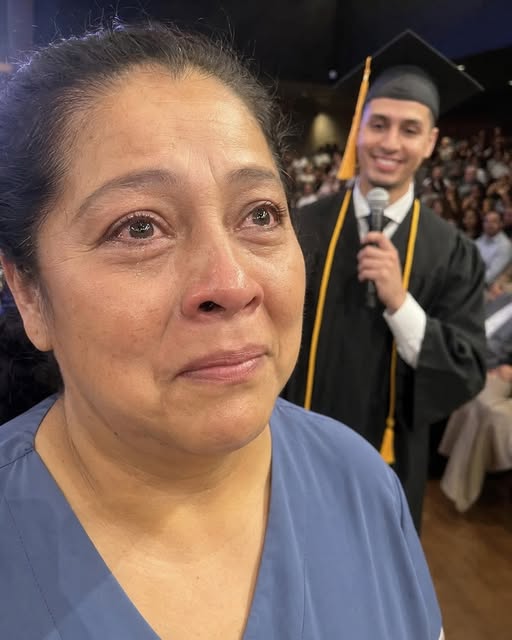 FUI AL ACTO DE GRADUACIÓN DE MI HIJO VESTIDA CON MI UNIFORME DE EMPLEADA DE LIMPIEZA... Y MI HIJO HIZO LO IMPENSABLE FRENTE A TODOS SUS COMPAÑEROS DE TRAJE.