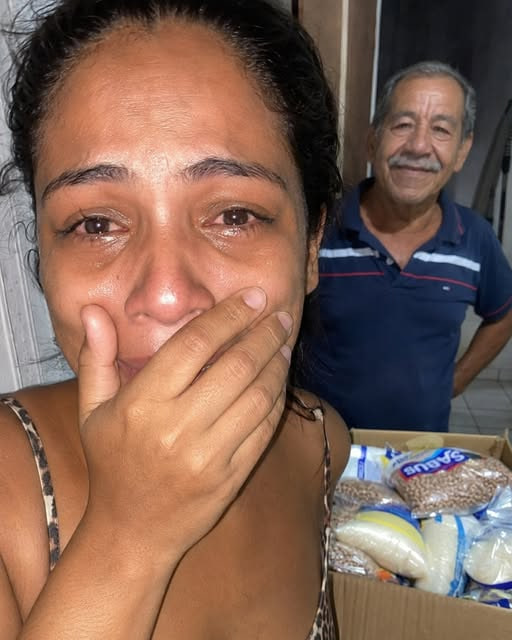 ME QUEDÉ SIN EMPLEO DE UN DÍA PARA OTRO Y MI PAREJA ME DIJO QUE "YA NO PODÍA CARGAR CON ALGUIEN QUE NO APORTABA EN LA CASA". AYER LLEGÓ EL SEÑOR DE LA TIENDITA DE LA ESQUINA CON UNA CAJA DE CARTÓN.