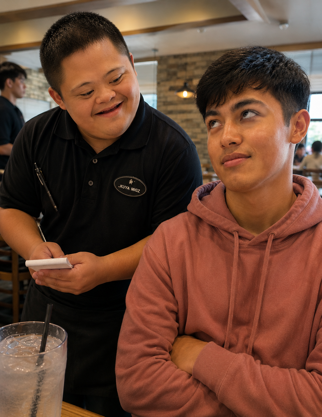 Umikot ang mga Mata ng Anak Ko at Humagikgik sa Aming Waiter na may Down Syndrome – Kaya Tinuruan Ko Siya ng Aral na Hindi Niya Malilimutan