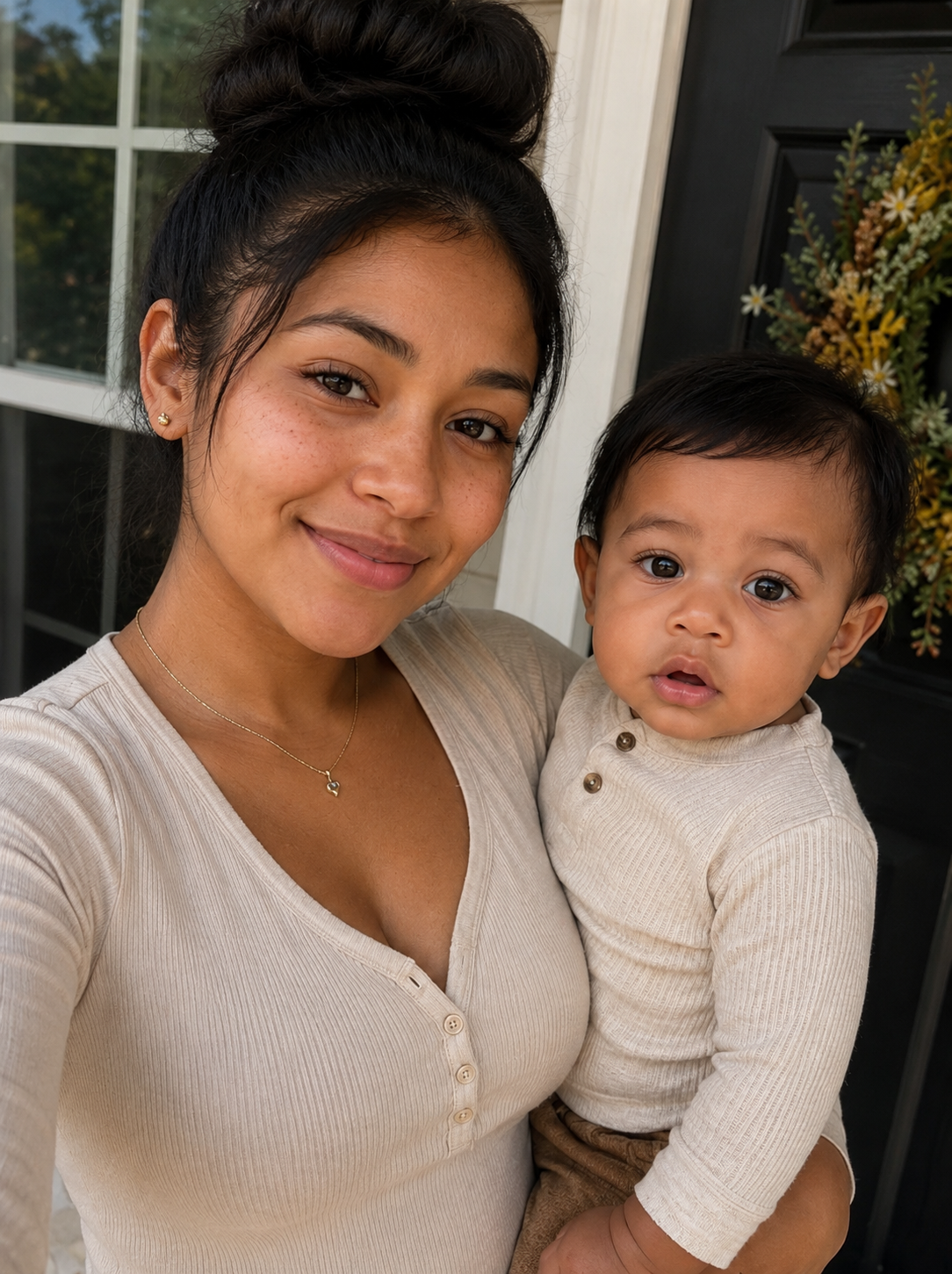Me quedé embarazada a los 15 años, y cuando mis padres se enteraron, me echaron y me dijeron: «Has deshonrado a nuestra familia. A partir de hoy, ya no eres nuestra hija». Veinte años después, volví a llamar a su puerta… y descubrí un secreto que me dejó paralizada de asombro.