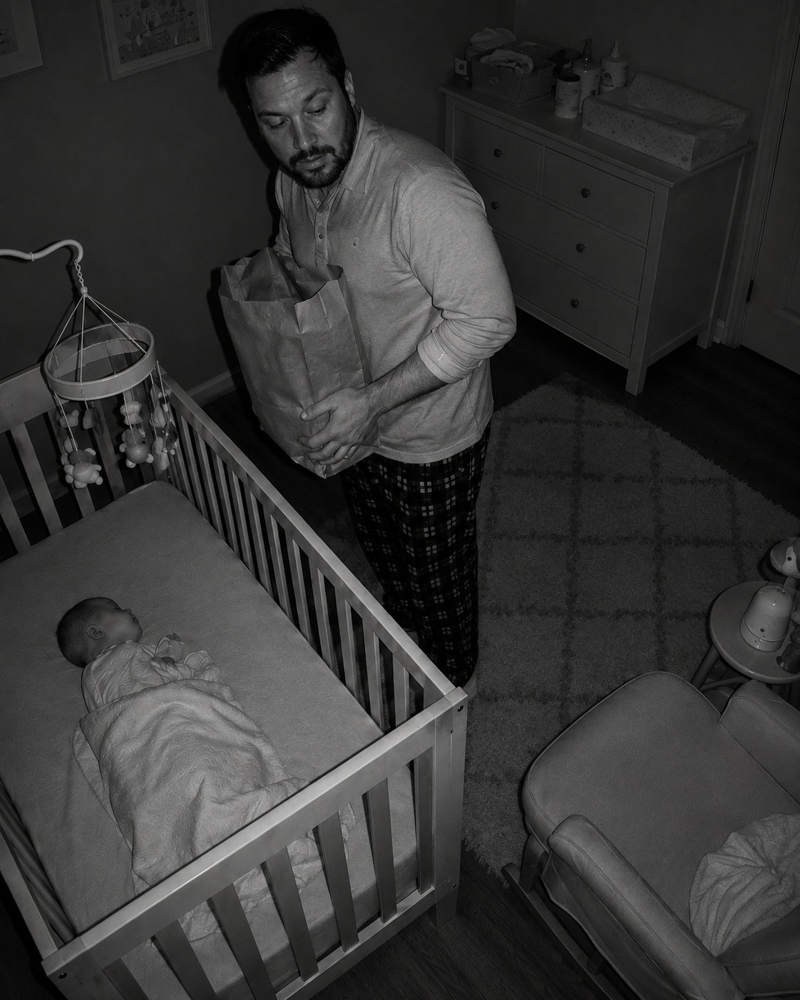 Mi esposo fue captado por la cámara del bebé todas las noches a las 2 de la madrugada con una bolsa de papel. Cuando vi lo que había dentro, me quedé sin aliento.