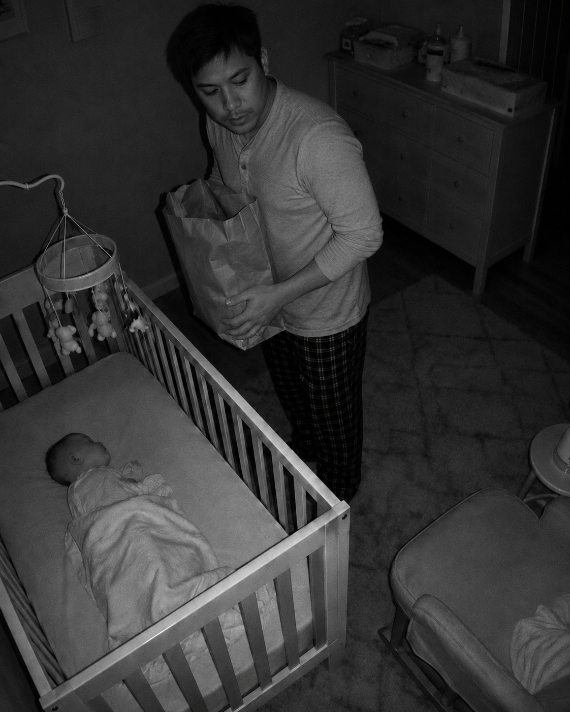 Nakunan ng Baby Camera ang Asawa Ko tuwing Alas-2 ng Umaga, May Hawak na Paper Bag – Nang Makita Ko ang Nasa Loob, Napasinghap Ako