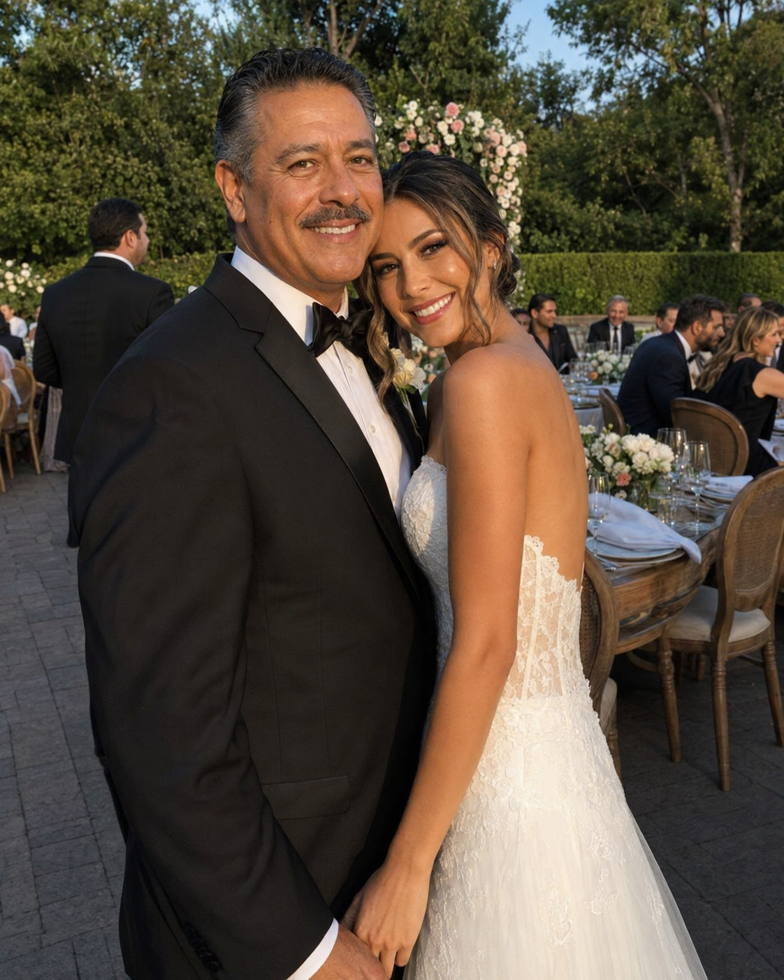 Mi hija de 24 años anunció que se casaría con mi primer amor, de 56 años; durante la boda, me llevó aparte y me dijo: «Mamá, mereces saber por qué me casé realmente con él».
