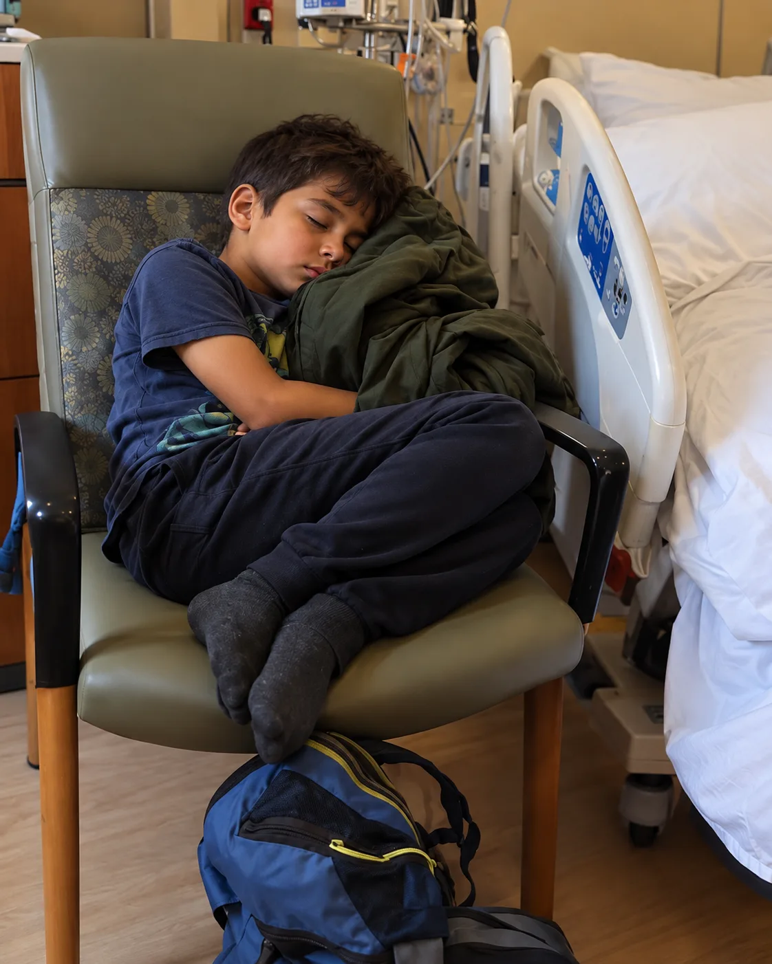 DESPERTÉ DE UN COMA Y ENCONTRÉ A MI NIETO DE 9 AÑOS DURMIENDO JUNTO A MI CAMA — ME ABRAZÓ Y SUSURRÓ: «ABUELA, LA PRÓXIMA VEZ QUE VENGA MI TÍA, FINGE QUE SIGUES DORMIDA. ENTONCES ENTENDERÁS POR QUÉ NO ME HE IDO»