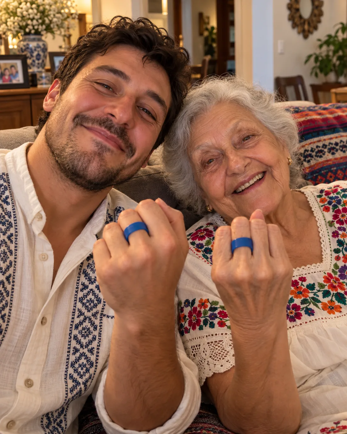 MI MADRE VIUDA DE 75 AÑOS LE PROPUSO MATRIMONIO A SU CUIDADOR DE 28 CON UN ANILLO HECHO DE UNA TAPA DE PLÁSTICO. PENSÉ QUE ÉL SOLO QUERÍA SU DINERO, PERO SEIS MESES DESPUÉS, CUANDO LA POLICÍA ENTRÓ EN SU CASA, DESCUBRÍ UNA VERDAD QUE JAMÁS HABRÍA IMAGINADO.