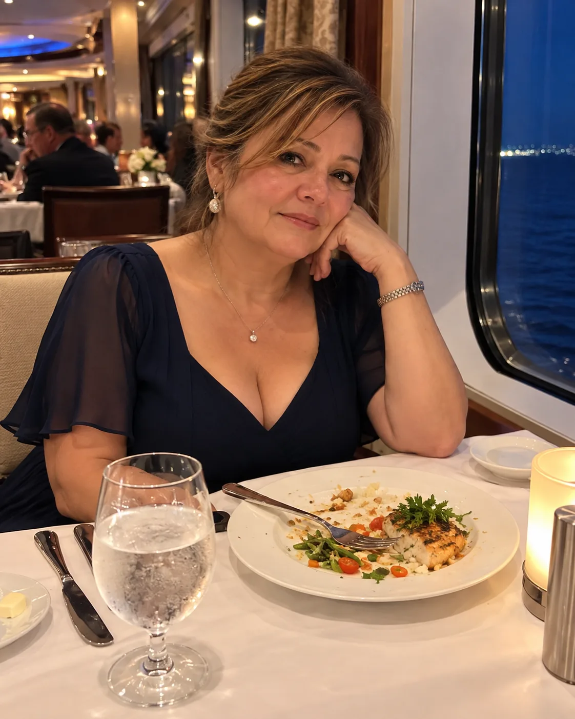 NAG-SOLO CRUISE AKO AFTER BIGLANG MAKIPAG-DIVORCE ANG HUSBAND KO AFTER 22 YEARS OF MARRIAGE—WALANG MALINAW NA DAHILAN. DAY FOUR, MAY STRANGER NA UMUPO SA TABLE KO AT BUMULONG: “AKO ANG DAHILAN KUNG BAKIT KA INIWAN NG HUSBAND MO.”