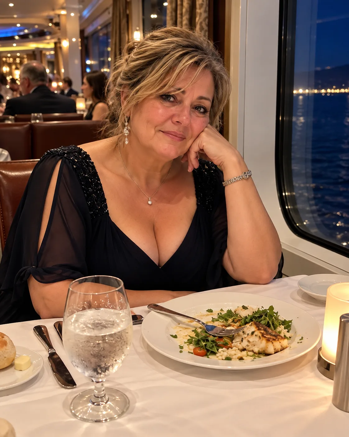 ME FUI SOLA DE CRUCERO DESPUÉS DE QUE MI ESPOSO TERMINARA NUESTRO MATRIMONIO DE 22 AÑOS SIN DARME UNA RAZÓN REAL. EN EL DÍA CUATRO, UN DESCONOCIDO SE SENTÓ FRENTE A MÍ Y SUSURRÓ: “YO SOY LA RAZÓN POR LA QUE TU ESPOSO TE DEJÓ”.
