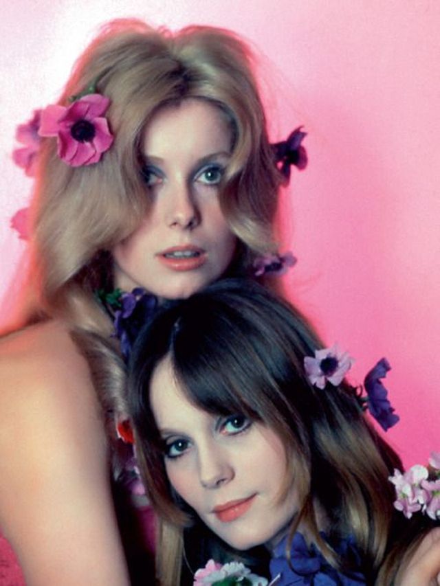 Two sisters who defined French cinema in the 1960s—one mysterious, one vivacious—shined together on screen before tragedy struck too soon… 2