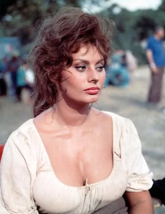 She lit up the set with elegance and strength… but what really happened behind the scenes of Man of La Mancha? Few know the full story of the pressure she faced and how she nearly walked away(1)