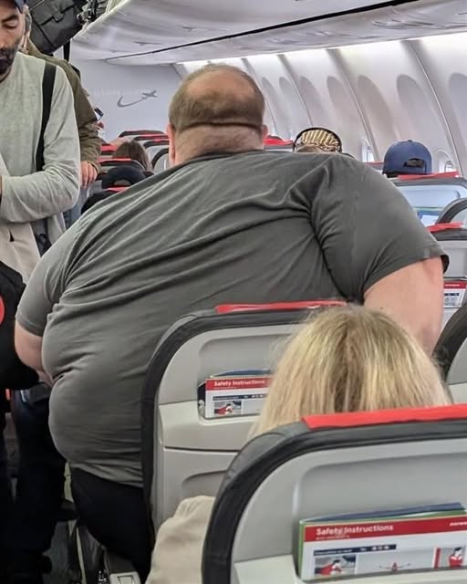 Photo of passenger on flight goes viral, has everyone saying the same thing.