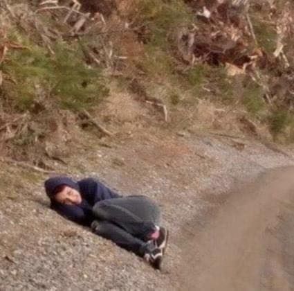 The woman lay on the ground on the side of the road for two days in a row, the cars stopped, but she told them not to pay attention. When they realized what she was trying to do, they ran away, crying!