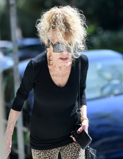 Hollywood Legend Unrecognizable in Rare Paparazzi Photos!: Can You Guess Who She Is?