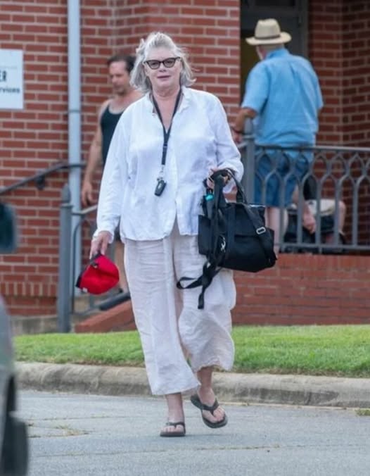 “Time Did Not Spare Her Either”: The Paparazzi Captured The Famous Hollywood Actress On The Street!
