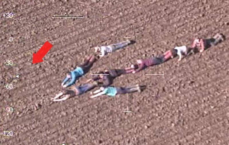 The policemen were in the helicopter believing that they were playing, but then they understand, the children were trying to tell them something through a secret sign. When they looked ahead, they couldn't believe their eyes.