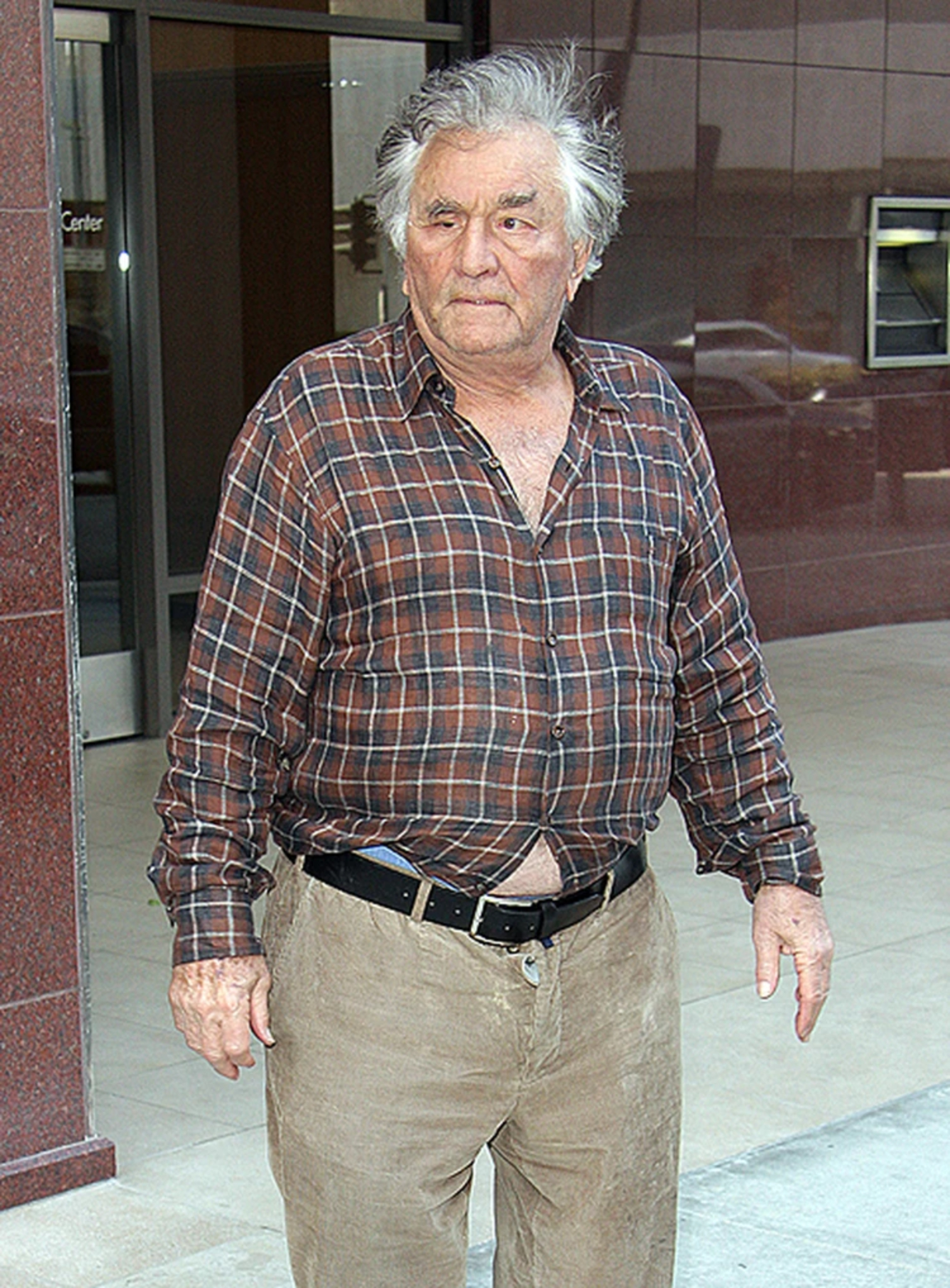 Rare Paparazzi Photo!: Beloved TV Legend Spotted Before His Passing in 2011!