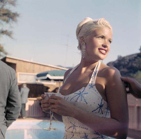 In 1956, the camera captured more than beauty—it caught a moment Hollywood never wanted to forget. But what was Jayne Mansfield hiding behind that perfect smile?