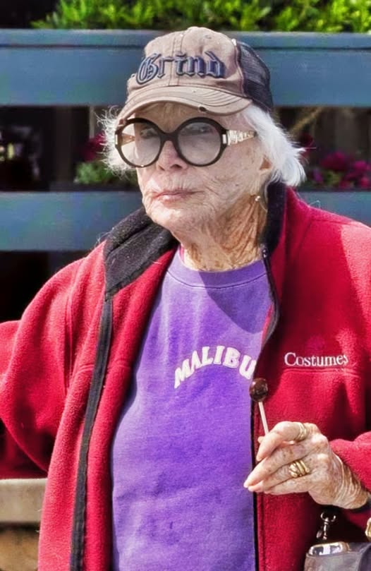 You won’t believe who this is!  At 91 years old, this legendary actress looks almost unrecognizable in her latest photo!