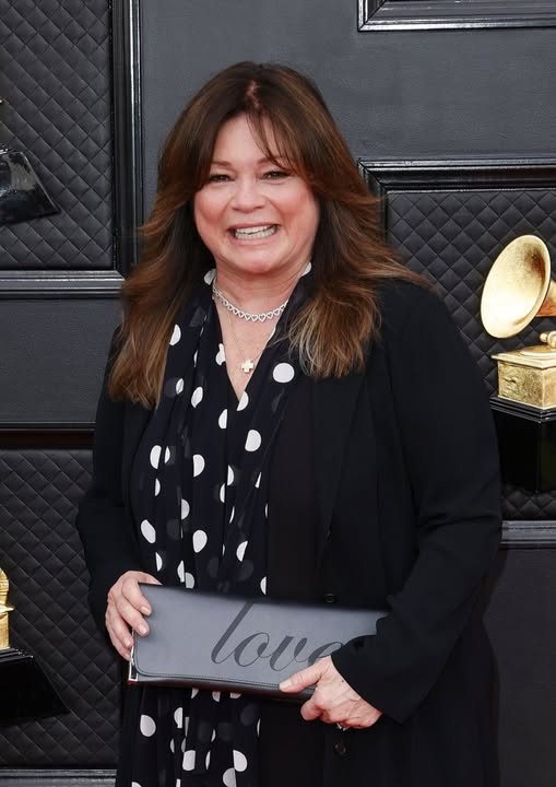 Overweight Star In A Purple Swimsuit Swimsuit: 63-year-old Valerie Bertinelli Showed Off Her Spicy Shots In A Pool!