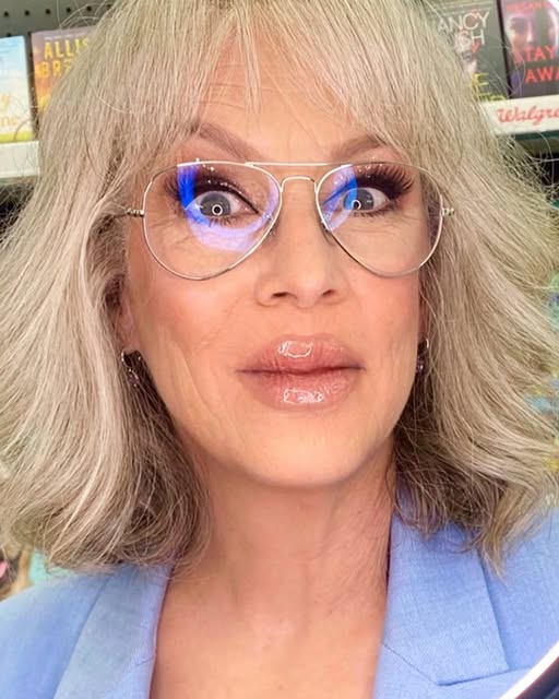 Hollywood Legend Surprises Fans with Dramatically Over-Plumped Lips and Bold New Look!