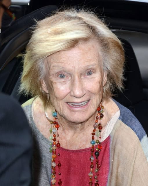 Who Is She?: Rare Throwback Photo of a Hollywood Legend Has Fans Stunned!