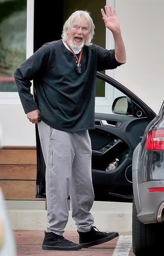 Can You Guess Who He Is?: Rare Candid Photo of the Legendary TV Actor Who Captivated Generations with His Iconic Roles!