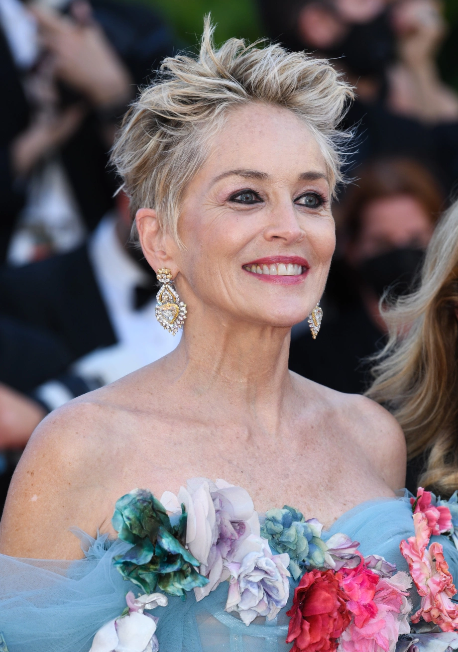 Unrecognizable on the Beach?: This Timeless Screen Icon’s Powerful Words on Aging Are Inspiring Millions!