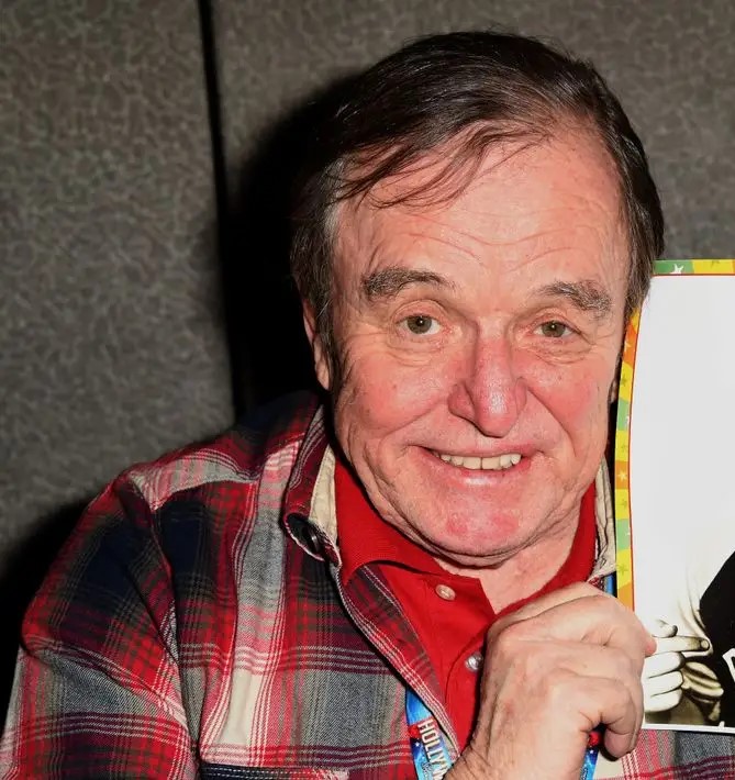 Can You Recognize This Legendary TV Star and His 98-Year-Old Mother?