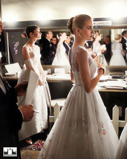 Backstage at the 1956 Oscars, two Hollywood goddesses crossed paths—but what did Audrey Hepburn whisper to Grace Kelly just before the world was watching?(1)