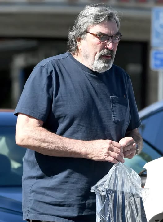 ’90s Sitcom Star Spotted With Gray Beard and Glasses!: Fans Say He’s Almost Unrecognizable!