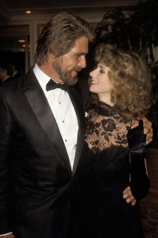 Timeless Glamour: A Red Carpet Snapshot of Two Hollywood Icons — Do You Remember Them?