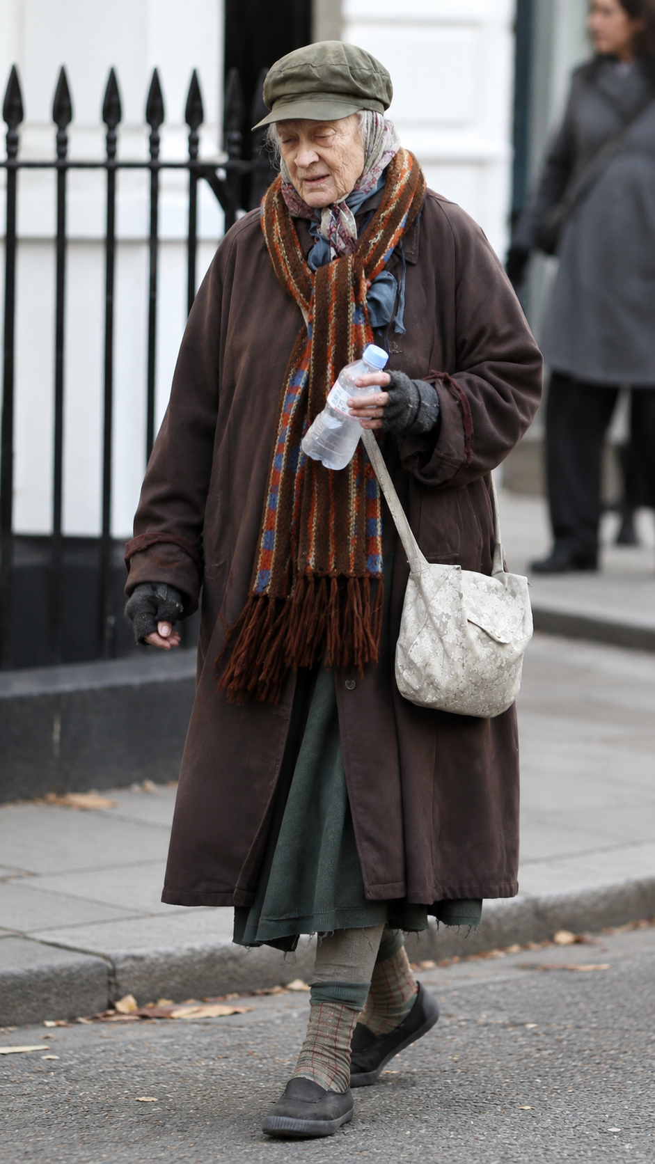 A Rare Paparazzi Glimpse of a Timeless Screen Legend Captured in a Quiet, Unscripted Moment!: Who Is She?