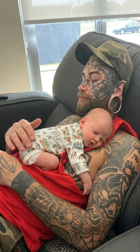 A 24-year-old dad, covered head to toe with over 200 tattoos, decided to remove them all for his baby daughter