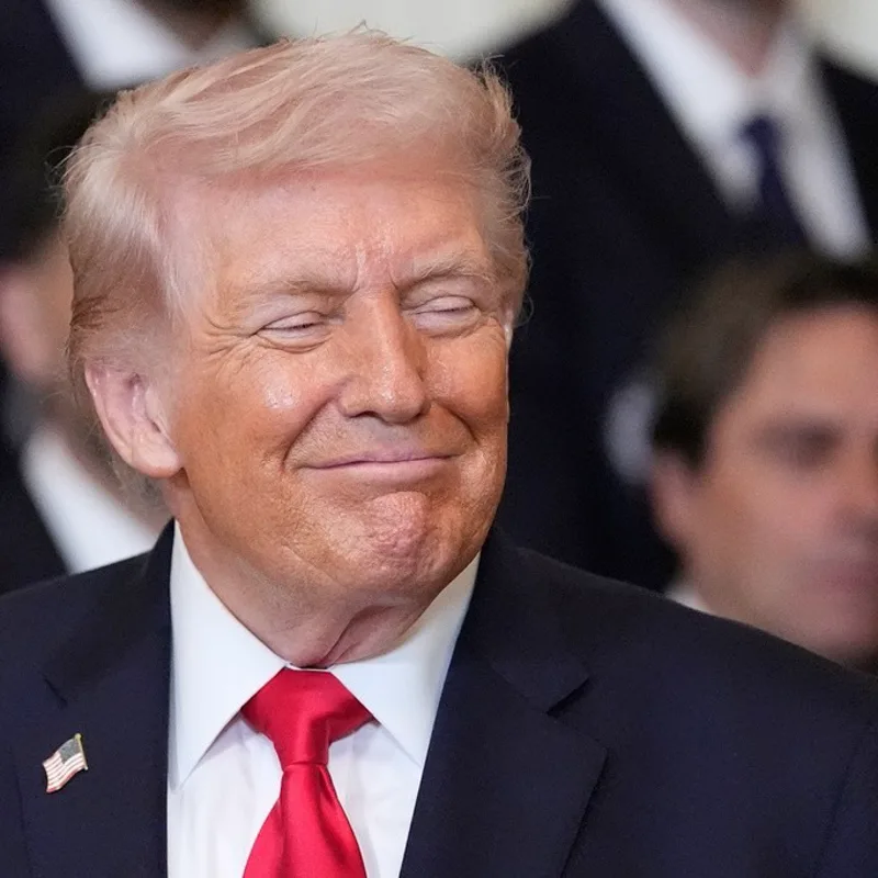 Trump’s Quiet Moment in Washington Took an Unexpected Turn—Then an Envelope Drew Everyone’s Attention