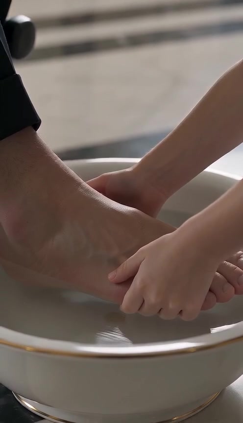 A Little Girl Washed the Mafia King’s Feet, and His Empire Began to Bleed