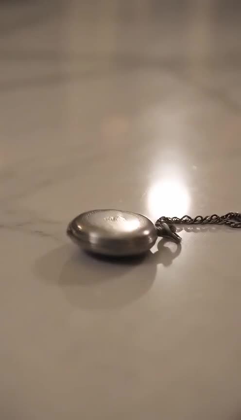 The Night a Broken Chain Turned a Perfect Wedding Into Something No One Could Control