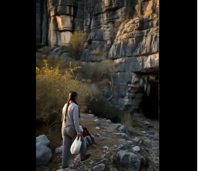 Sin techo tras salir de la cárcel, me mudé a una cueva escondida …Ahí fue cuando todo comenzó…