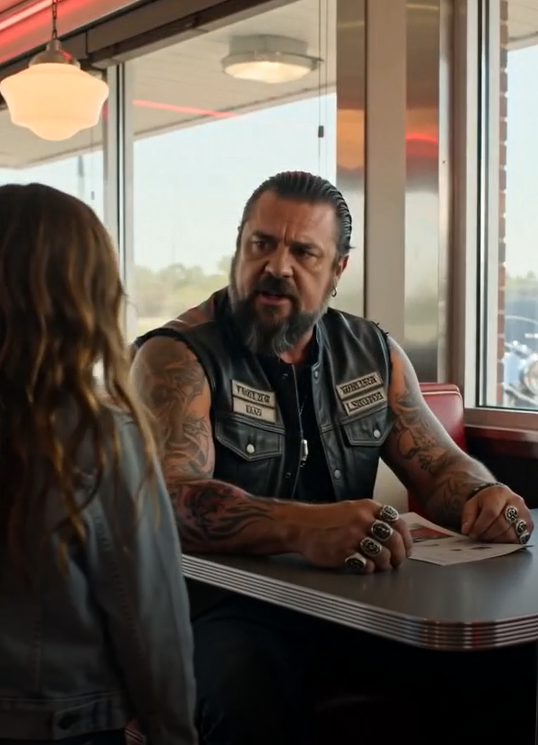 La niña señaló el tatuaje del biker… y reveló la última promesa que su madre le dejó antes de morir