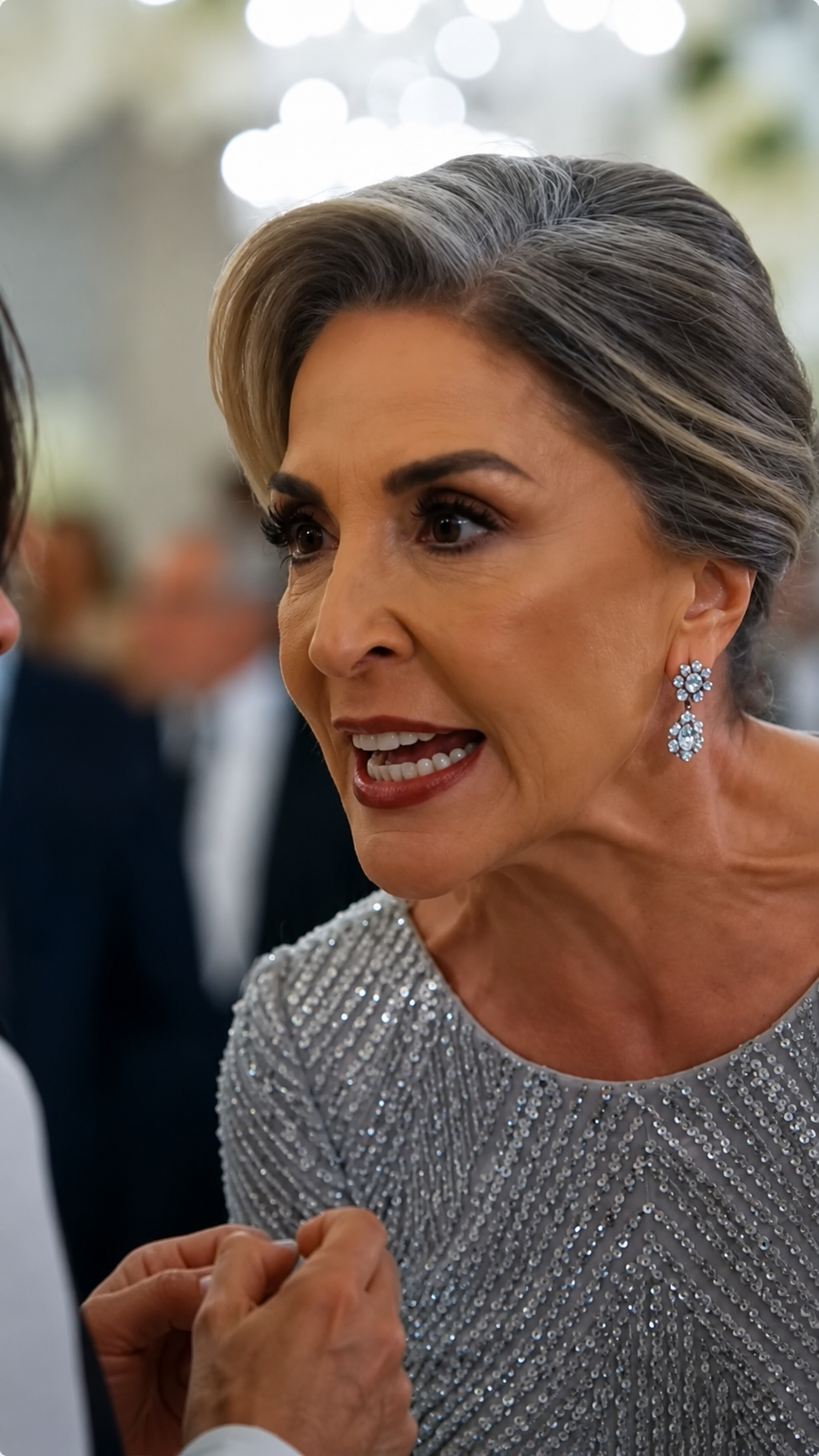 La suegra humilló a una camarera en plena boda… pero ella se levantó y reveló que la novia era su hija perdida