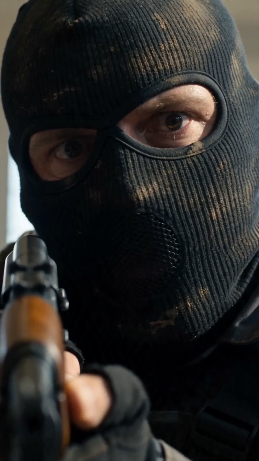 A Child Walked Toward Two Armed Robbers—and They Never Saw It Coming