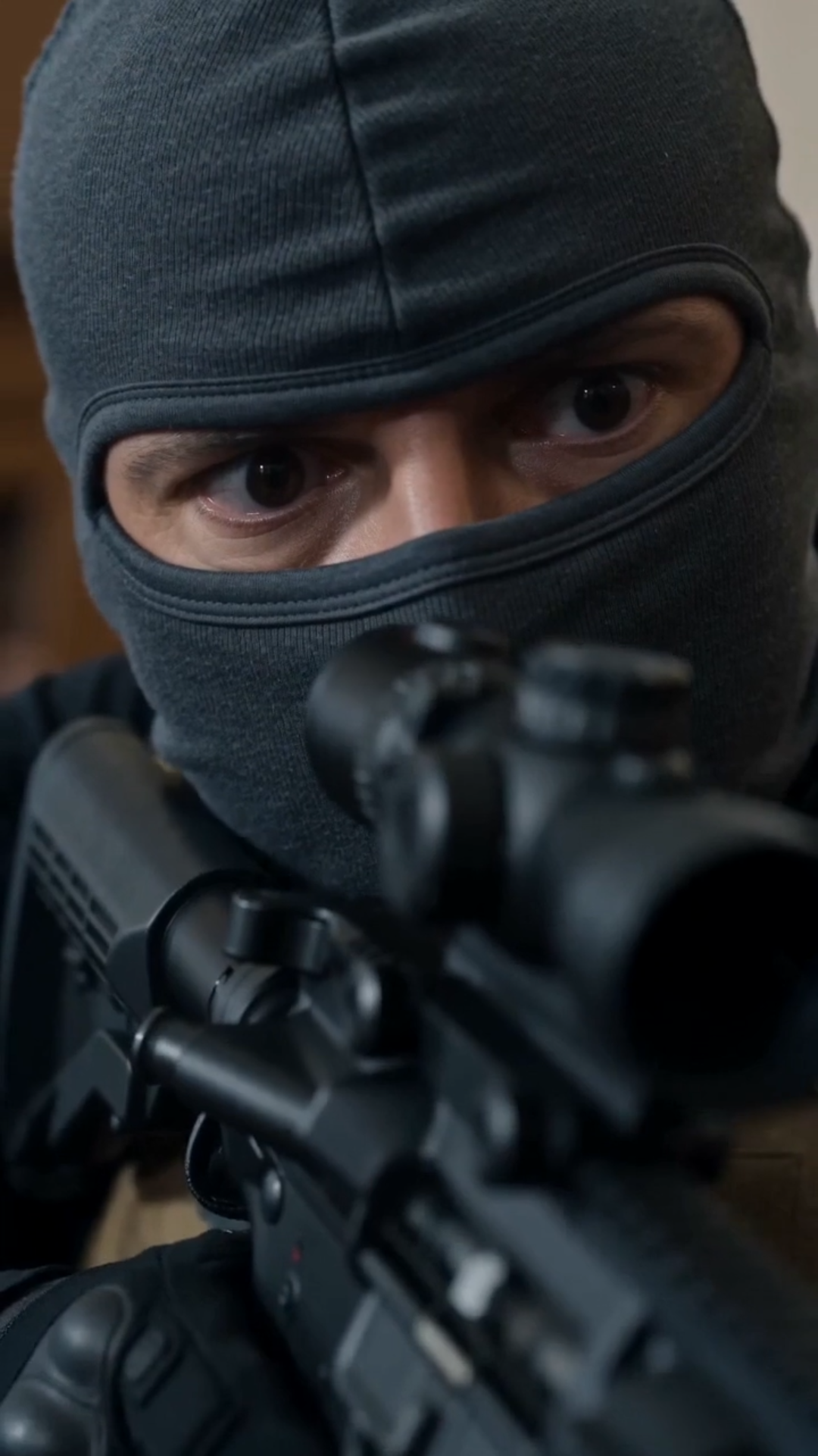 The Boy Who Faced Four Gunmen… Before Anyone Realized Who He Really Was