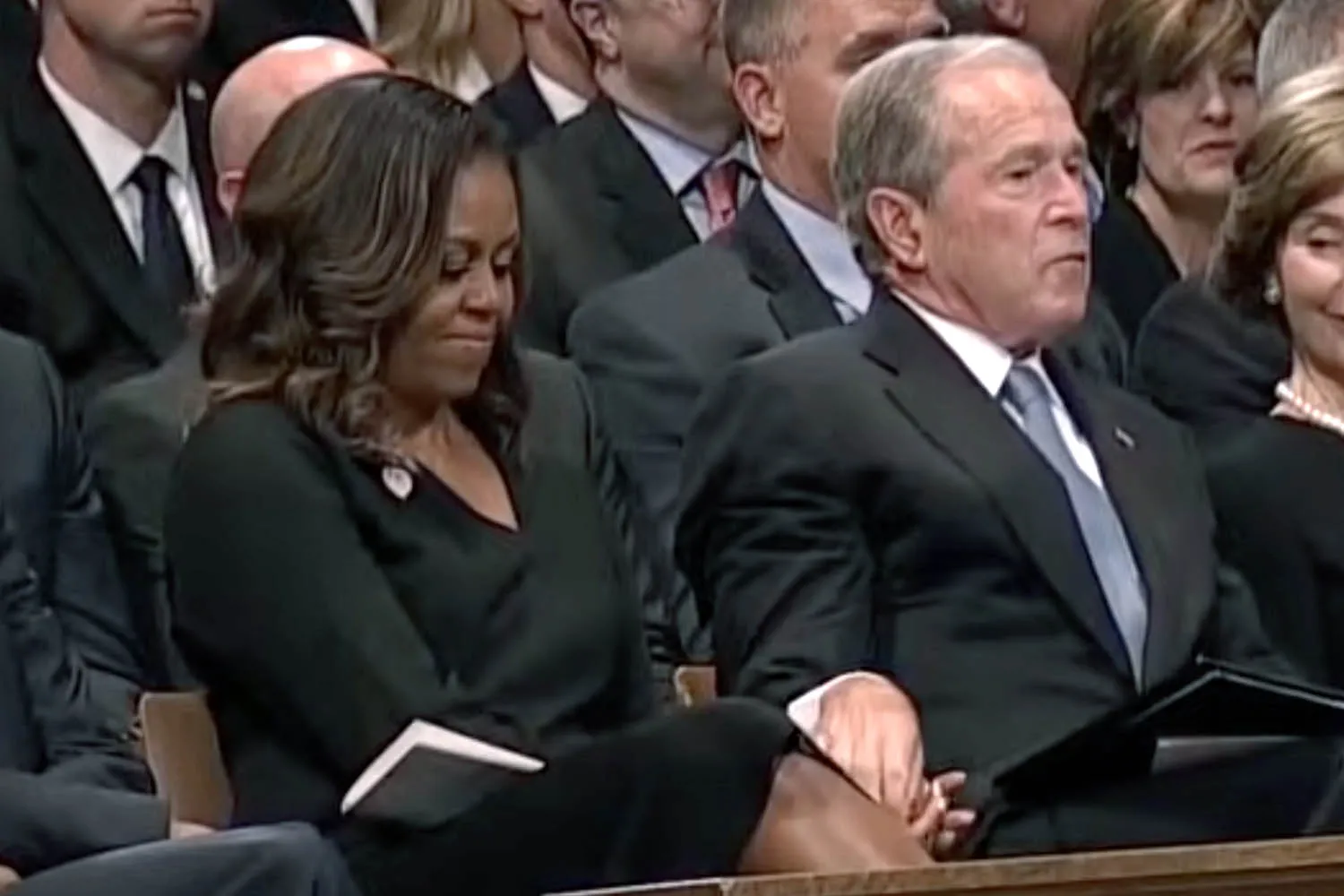 George W. Bush’s viral “candy moment” with Michelle Obama at McCain’s funeral is finally being explained, and the small gesture is turning out to carry a meaning far deeper than anyone realized. What looked like a lighthearted exchange is now drawing attention for what it may reveal about their private dynamic behind the scenes. As the story unfolds, fans are questioning whether this moment was more intentional — and more symbolic — than it first appeared. - GMT - G1