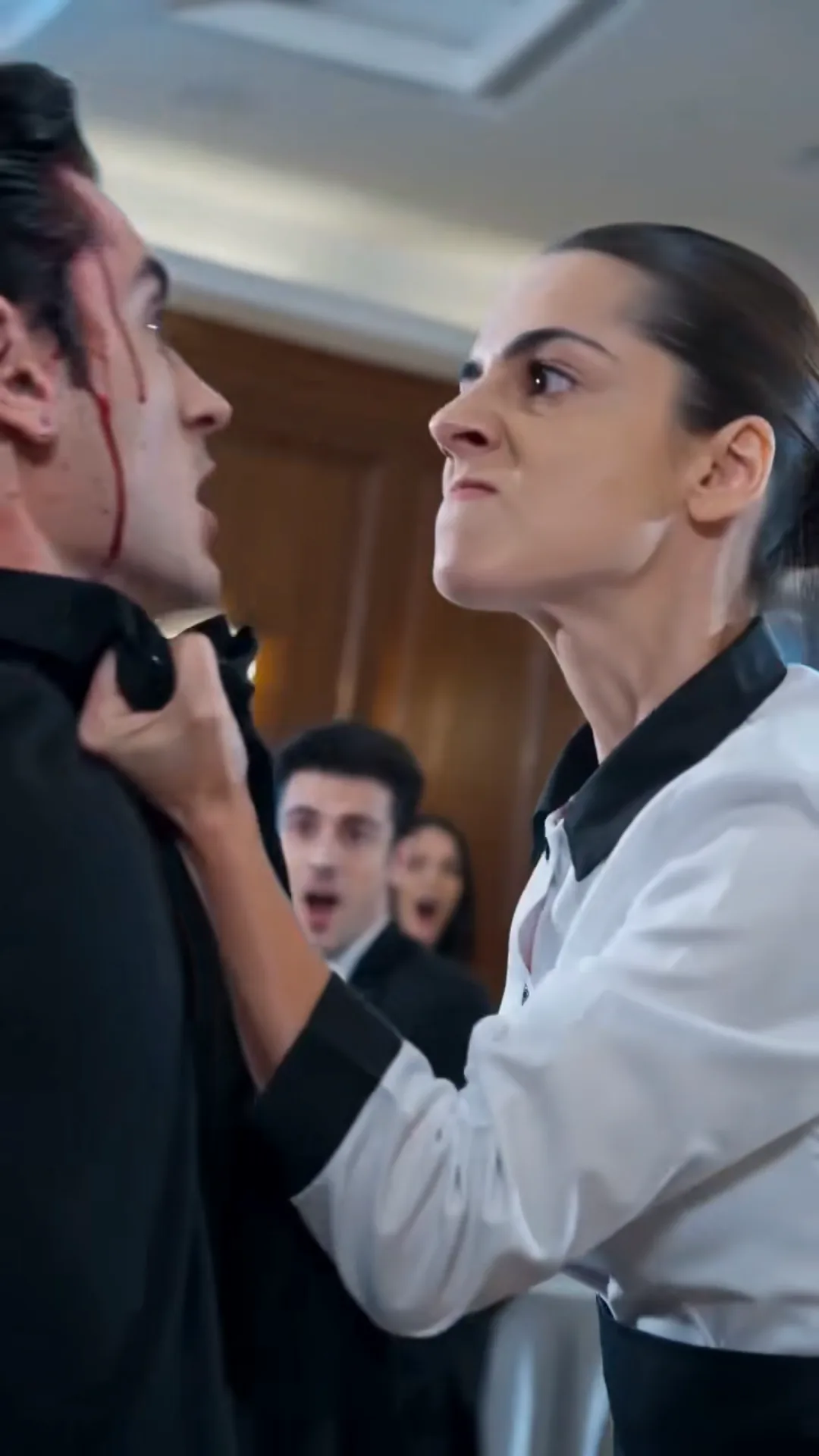 LA SERVEUSE QUI A FINALEMENT RÉAGIT