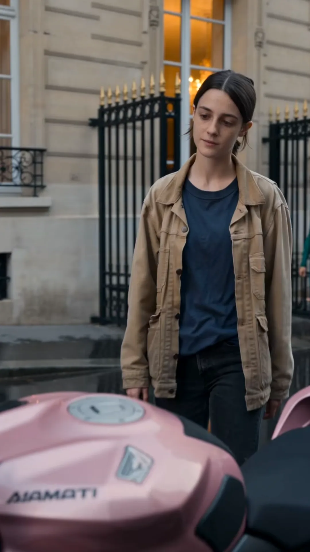 LA FILLE À LA MOTO ROSE DE PARIS