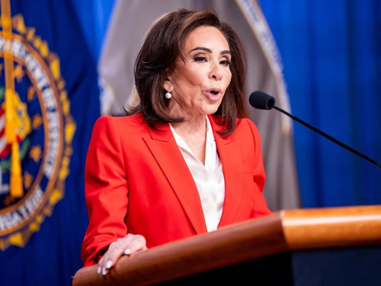 LEGAL COLLAPSE: MICHELLE OBAMA’S $100M SHOWDOWN WITH JEANINE PIRRO ENDS IN DEFEAT! - GMT - G1