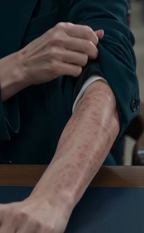 197"They called me a liar in a courtroom crowded with onlookers, and my own mother made sure every person inside accepted it as truth. With one hand resting on the Bible, she looked straight at the judge and said, “She was never in the military. The scars, the medals, all of it was invented.”