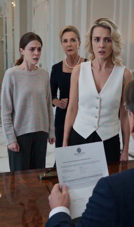 My Sister Smiled While Asking for a DNA Test… She Stopped Smiling When the Lawyer Opened the Envelope