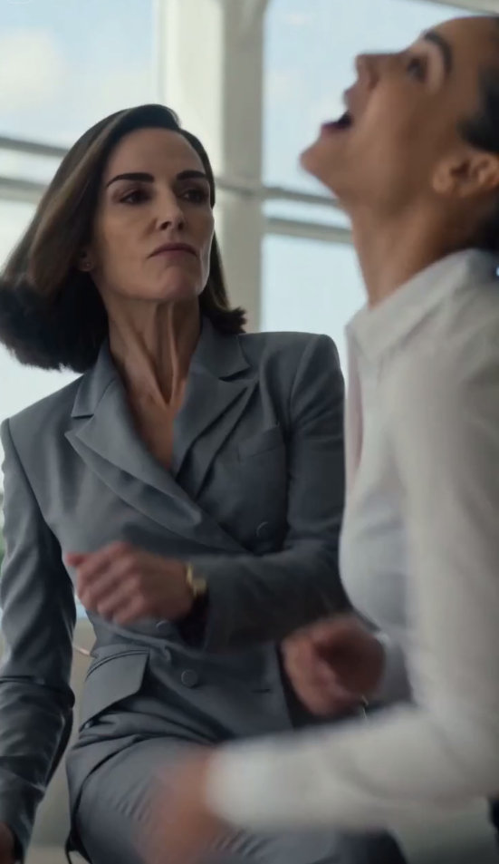 She Mocked the “Poor Saleswoman”… Then Realized What Everyone Already Knew