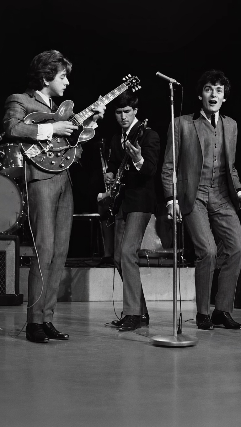 Under the Umbrella of Everyday Life: How “Bus Stop” Turned Waiting Into One of Pop’s Most Human Love Stories - StoryPulse